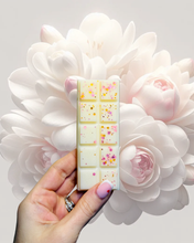 Load image into Gallery viewer, Fresh Tuberose &amp; White Wings Of Peony Snapbar
